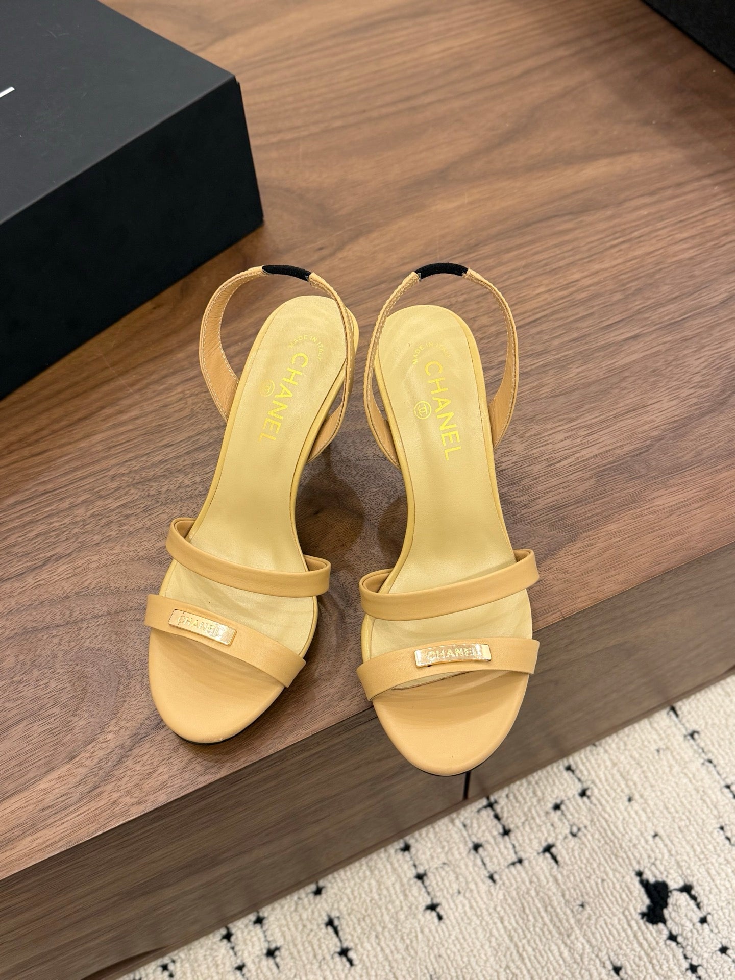 CC 26s Sandals 80 Beige Sheepskin 183529