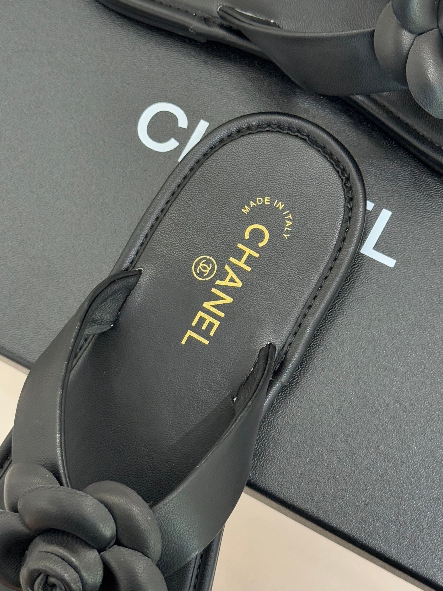 CC 26 Camellia Thong Sandal Black Sheepskin 610003