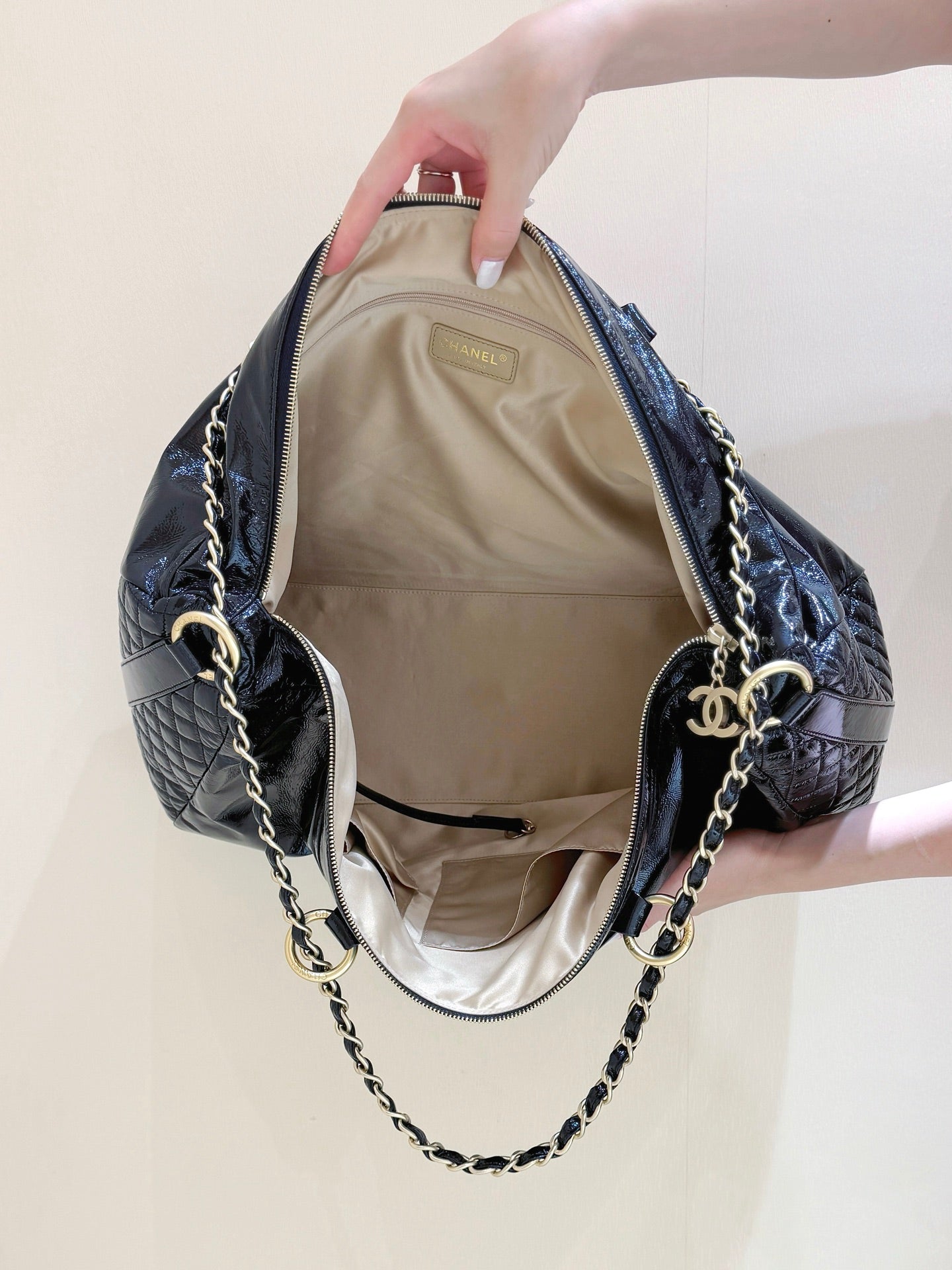 Chanel 2026 CC Chain Hobo Bag 47cm Black Patent Leather 353039
